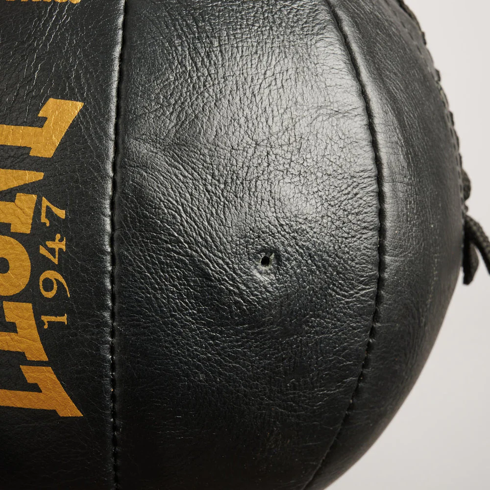 Bola de boxe com tirantes Leone DNA AT809 Preto-ouro  - Image 4