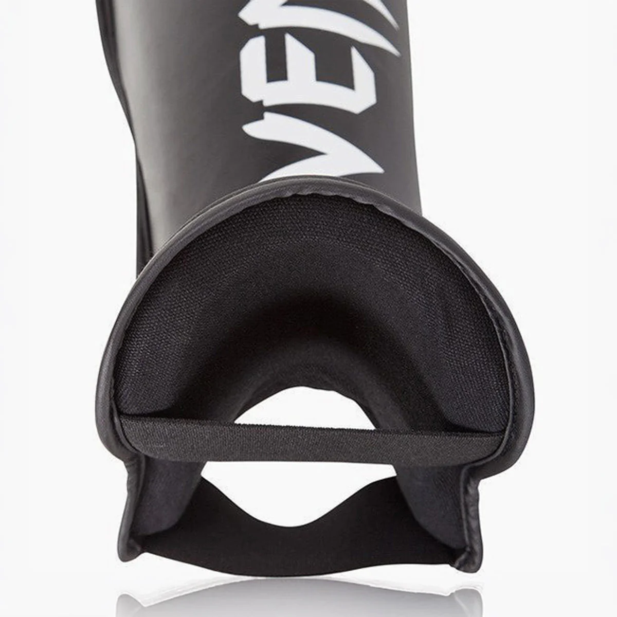 Caneleiras Venum Challenger Preto Branco  - Image 4