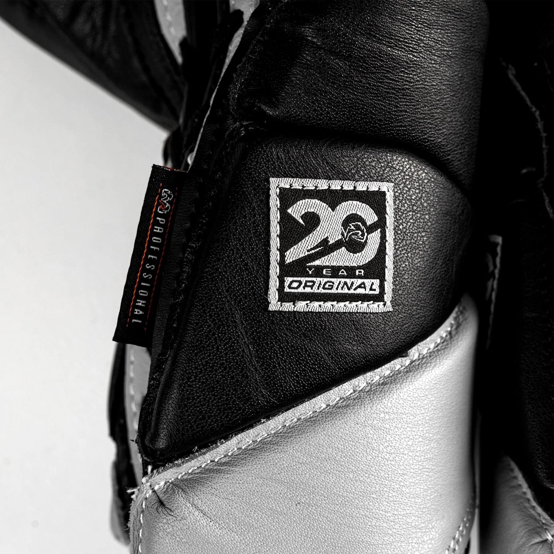 Luvas de Boxe Rival RS1 Pro Sparring 20th Anniversary Preto  - Image 9