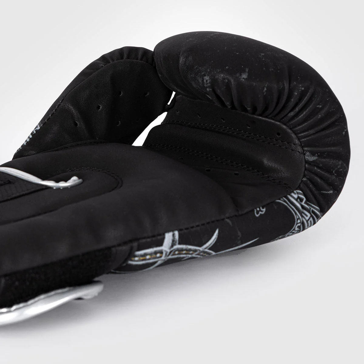 Luvas de Boxe Venum Gladiator 5.0 Preto Prata  - Image 6