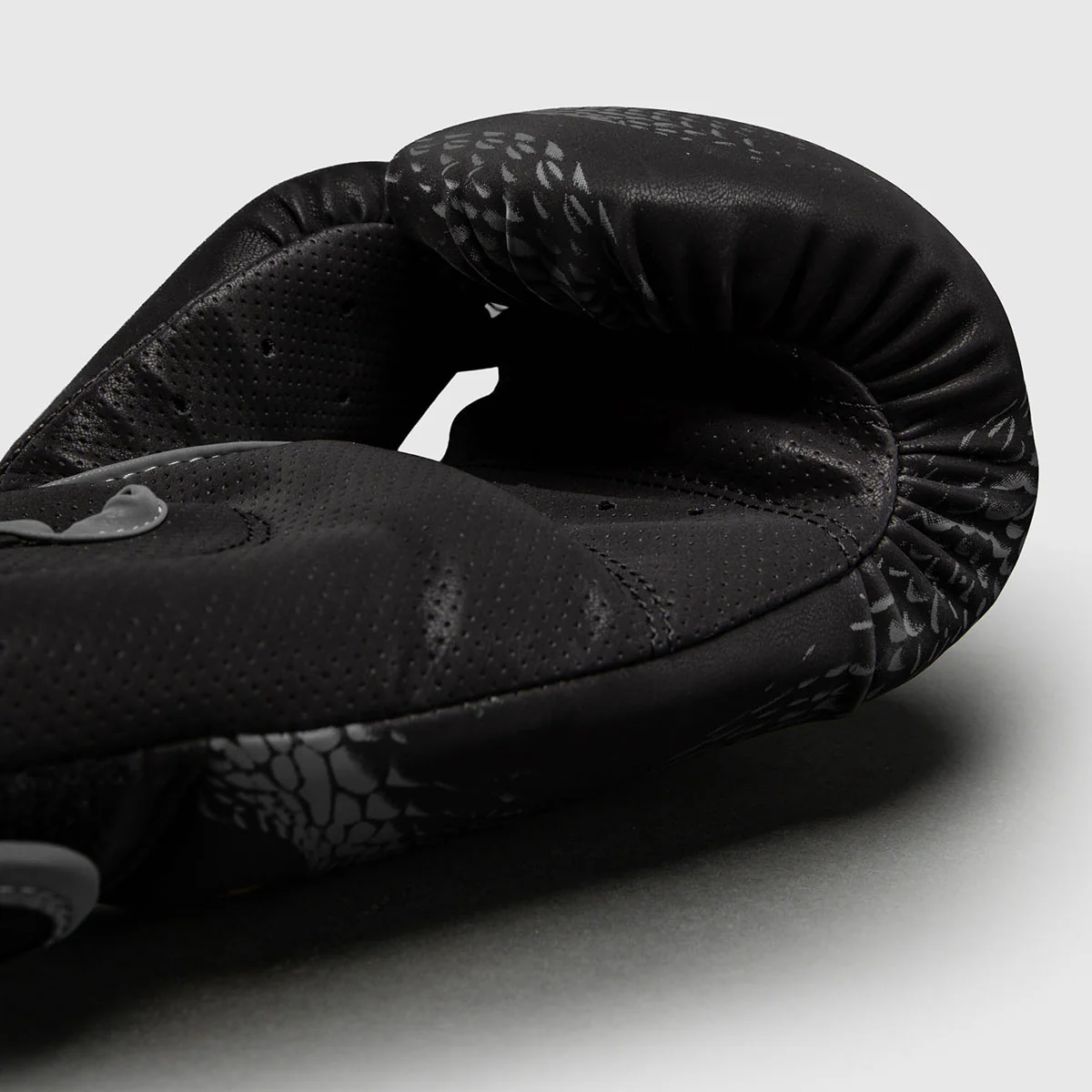 Luvas de Boxe Venum Matupa Preto-cinza  - Image 3