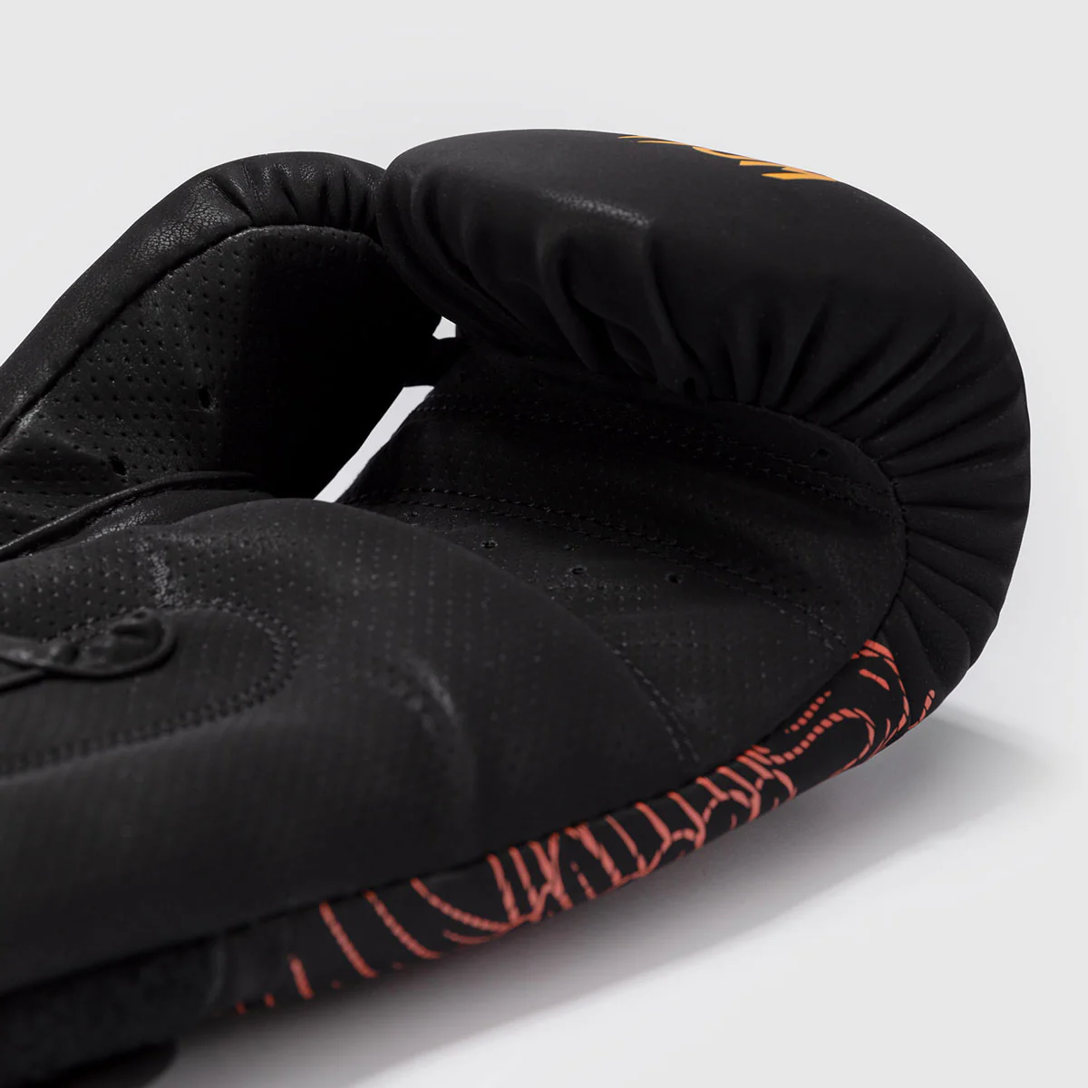 Luvas de Boxe Venum Quetzal Fury Preto-vermelho  - Image 4