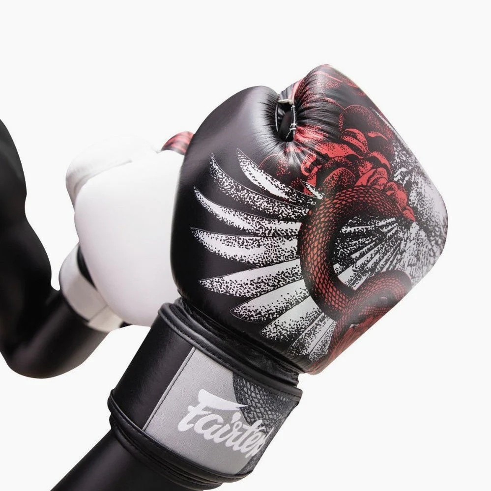 Luvas de Muay Thai Fairtex BGV24 The Beauty of Survival com caixa de madeira  - Image 6