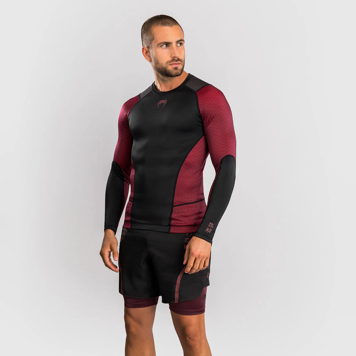 Rashguard Venum Assassin's Creed Shadows mangas compridas Vermelho-preto  - Image 3