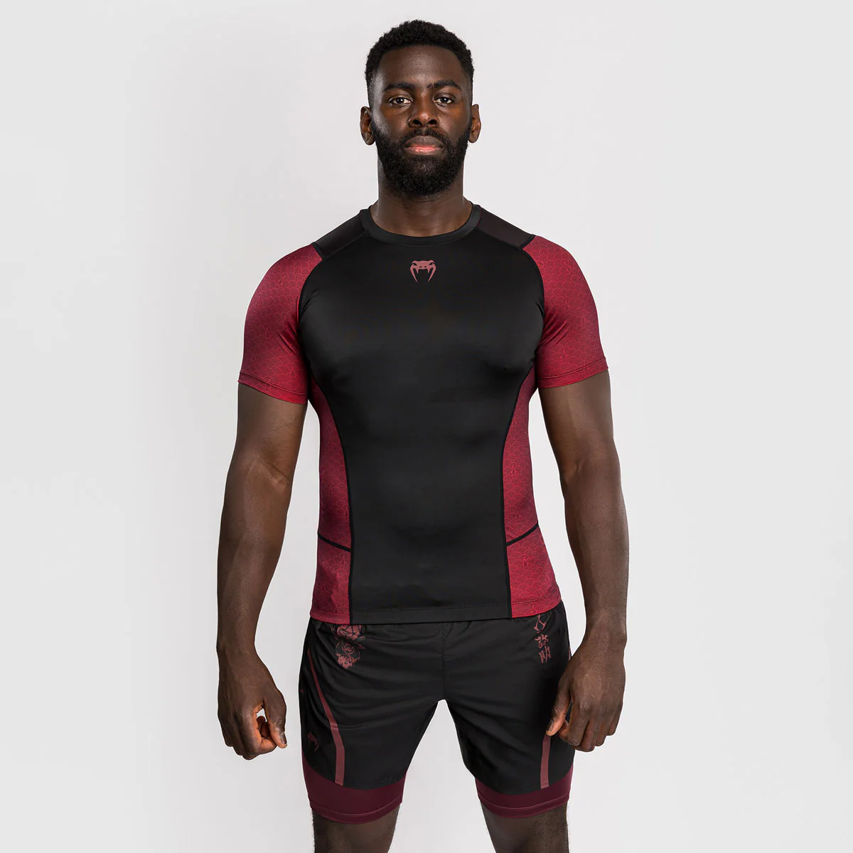 Rashguard Venum Assassin's Creed Shadows mangas curtas Vermelho-preto  - Image 2