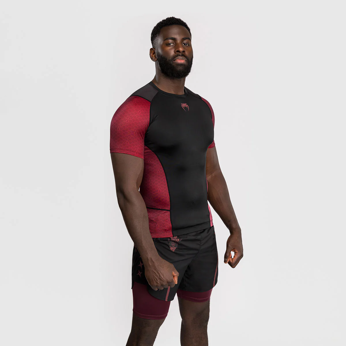 Rashguard Venum Assassin's Creed Shadows mangas curtas Vermelho-preto  - Image 3