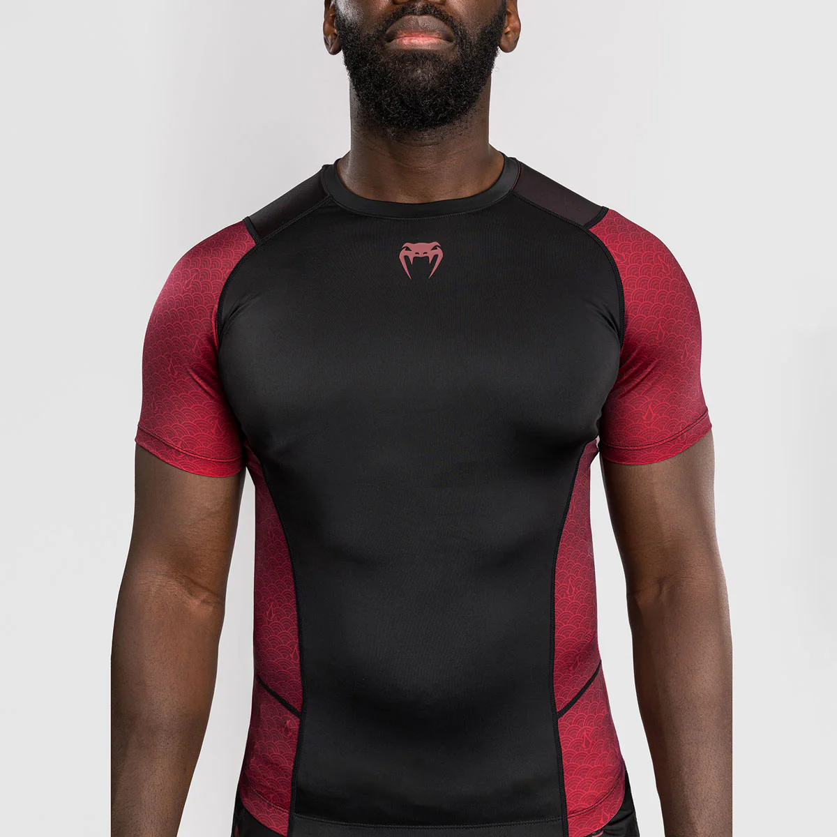 Rashguard Venum Assassin's Creed Shadows mangas curtas Vermelho-preto  - Image 5