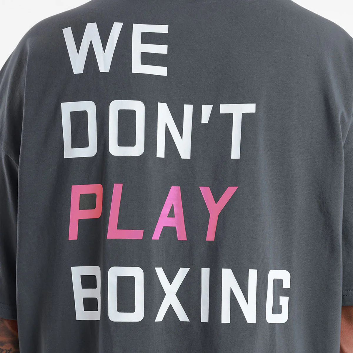 T-shirt Boxraw We Don't Play Boxing Oversize Cinza-rosa  - Image 8