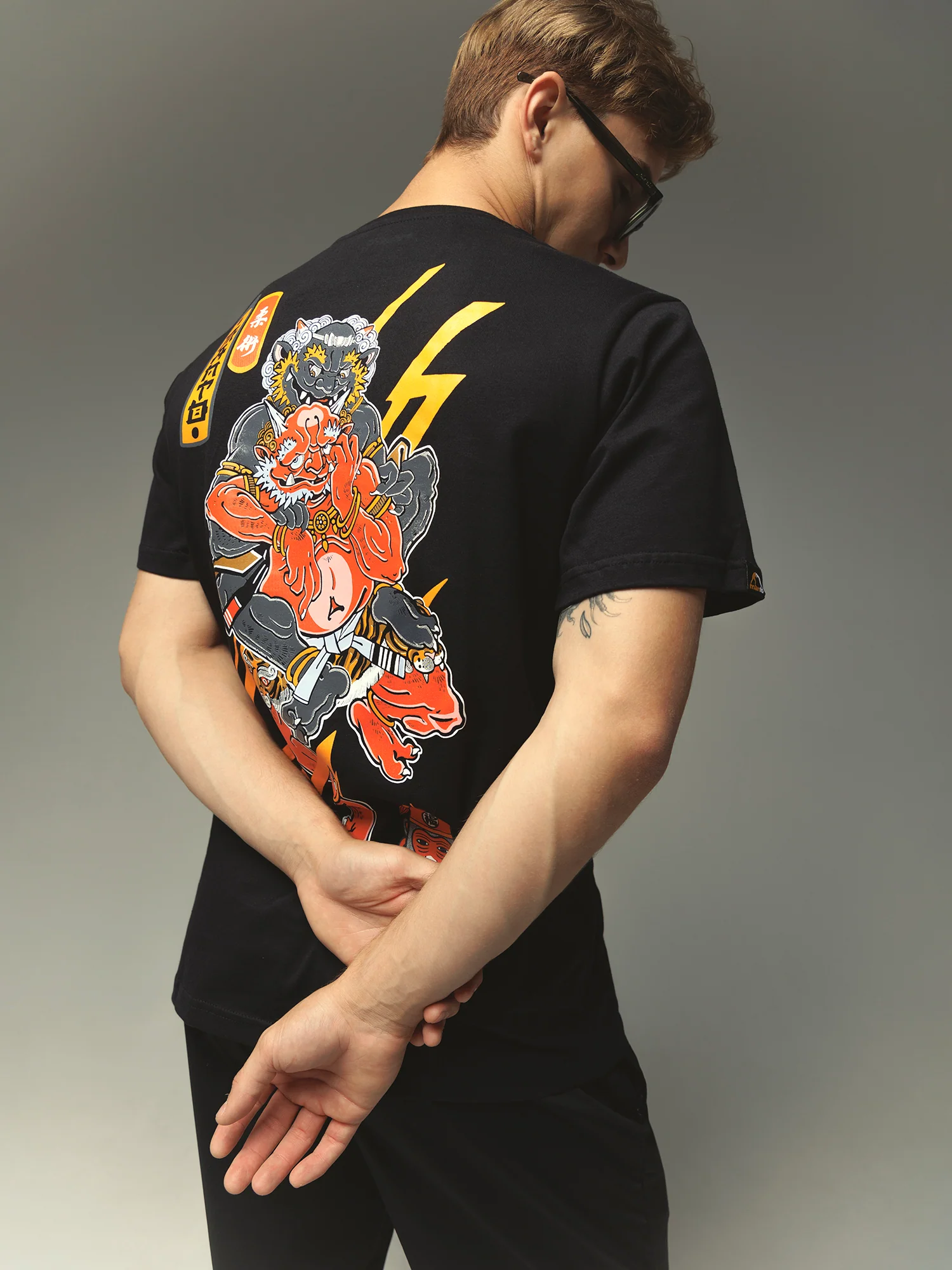 T-shirt Manto Yauhen Abu ONI preto  - Image 3