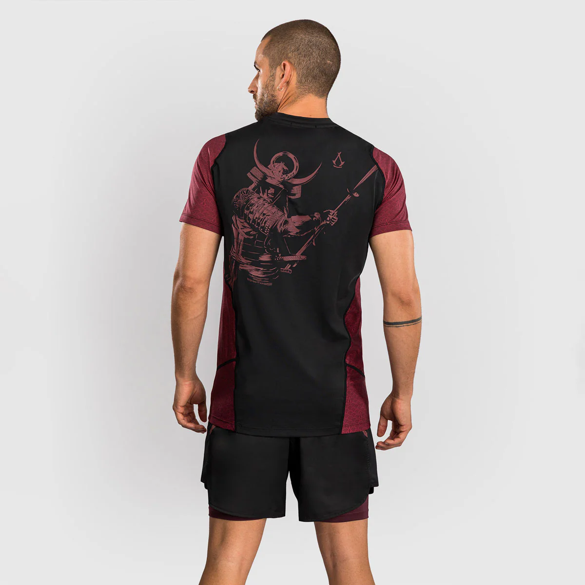 T-shirt Venum Assassin's Creed Shadows Dry Tech Vermelho-preto 