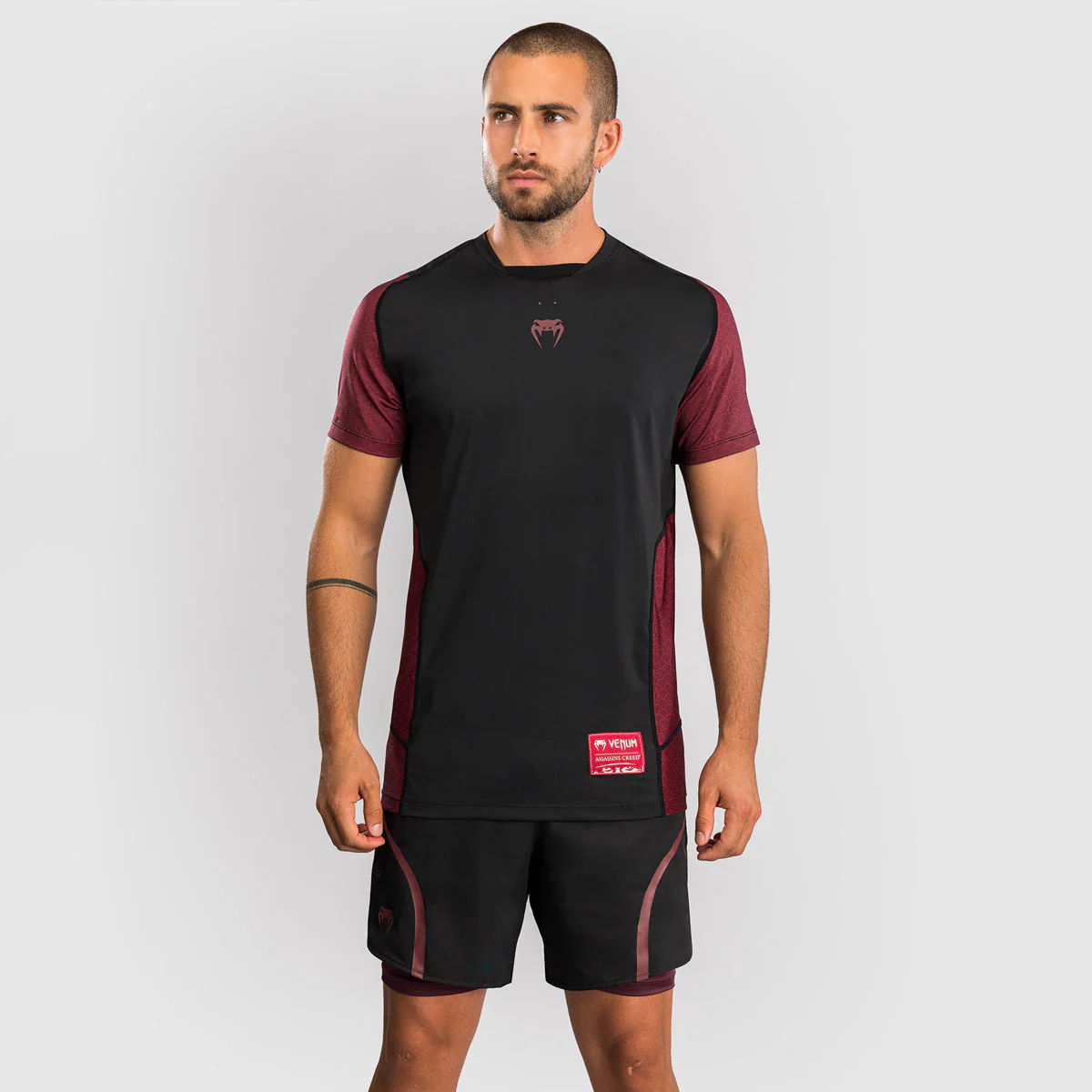T-shirt Venum Assassin's Creed Shadows Dry Tech Vermelho-preto  - Image 2