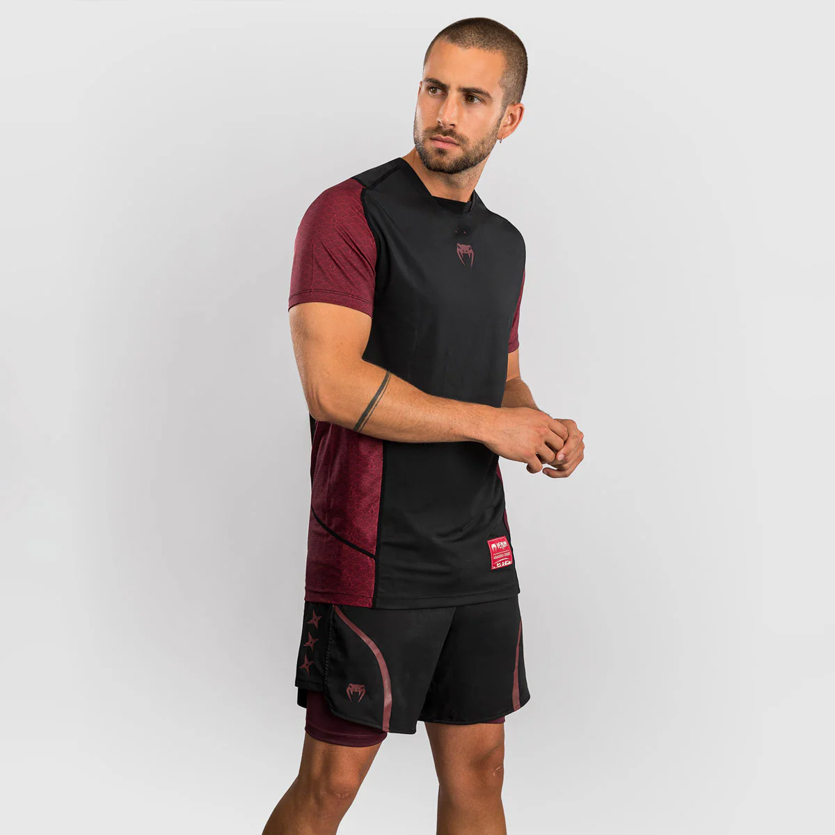 T-shirt Venum Assassin's Creed Shadows Dry Tech Vermelho-preto  - Image 3